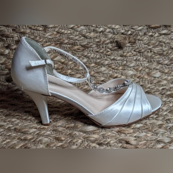NEW Satin Dyeable White Heels David's Bridal Size 7 -w- Diamond Embellishments - Picture 1 of 12